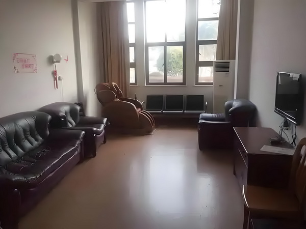 深圳留学生落户2025_演硬汉成名却情路坎坷，8年不敢谈恋爱，遇小10岁的她成宠妻狂魔 却情路坎坷中说消息